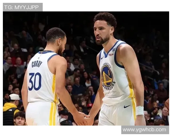 库里与汤普森再次携手,展现无可匹敌的默契 库里与汤普森再次携手,展现无可匹敌的默契